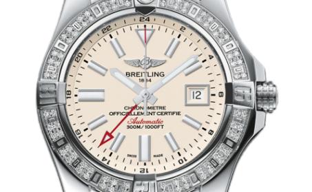 The 43 mm copy Breitling Avenger A3239053 watches have silvery dials.