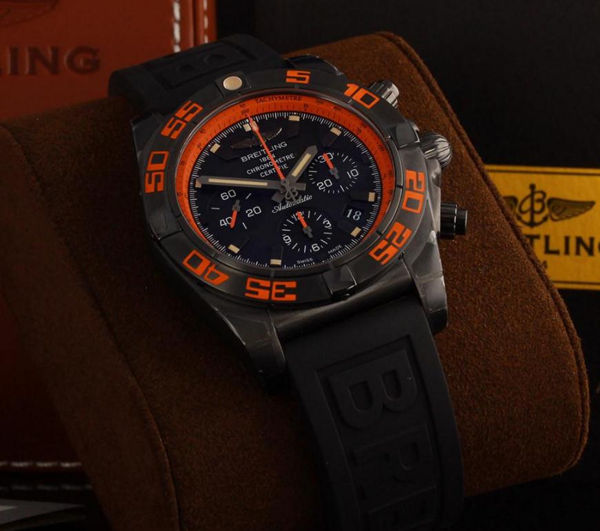 The 44 mm fake Breitling Chronomat 44 Raven MB0111C2 watches have black dials. 
