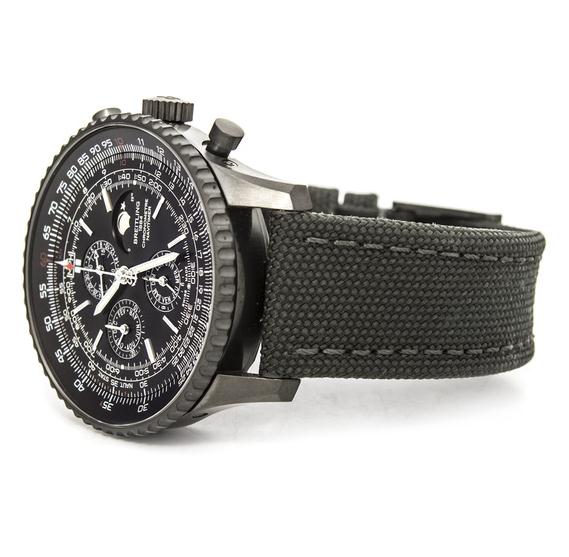 The water resistant copy Breitling Navitimer M1938022 watches have black leather straps.