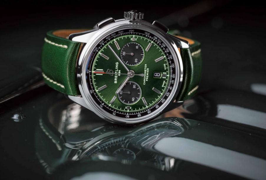 The green dials replica watches have green leather straps.