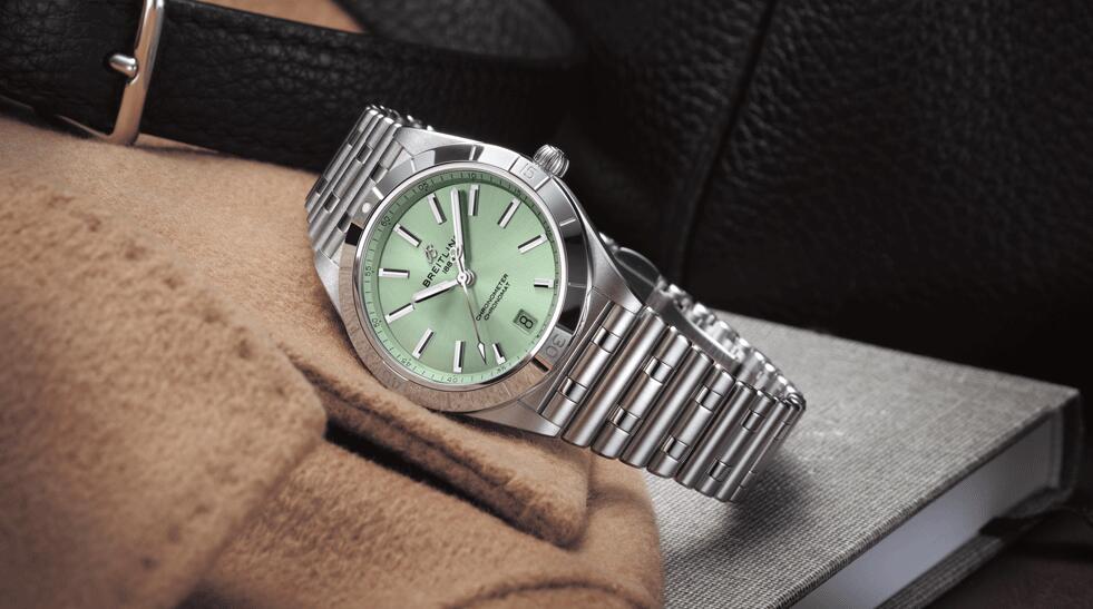 The light green dial makes the Breitling more elegant.